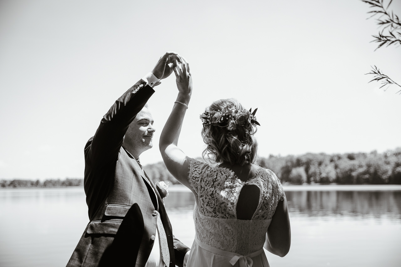 Mit diesem umwerfenden Seeblick lässt es sich im Wöschhüsli in Regensdorf heiraten. Bild: Stephanie Wittmer Fotografie