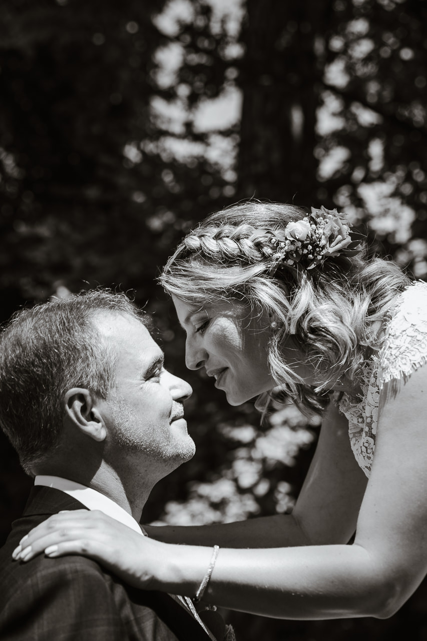 Strahlendes Brautpaar im Garten des Wöschhüsli Gut Katzensee. Das zugehörige Grundstück lädt zum Brautpaar-Shooting ein. Detailaufnahme aus dem Wöschhüsli Gut Katzensee. Die Details erzählen die Geschichte eurer Hochzeit. Bild: Stephanie Wittmer Fotografie