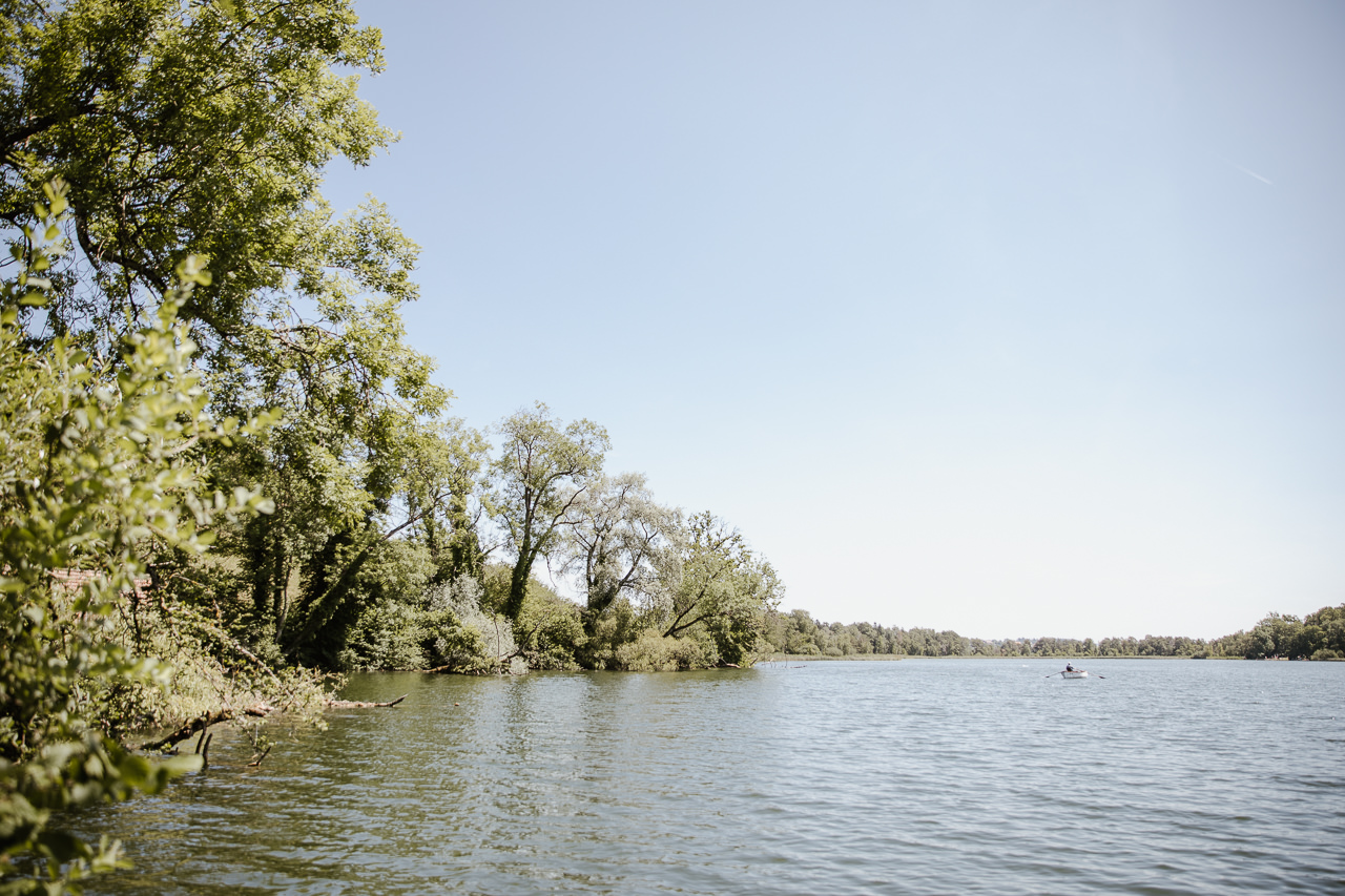 Diese Aussicht geniessen Brautpaare bei ihrer Hochzeit im Wöschhüsli Gut Katzensee in Regensdorf. Bild: Stephanie Wittmer Fotografie