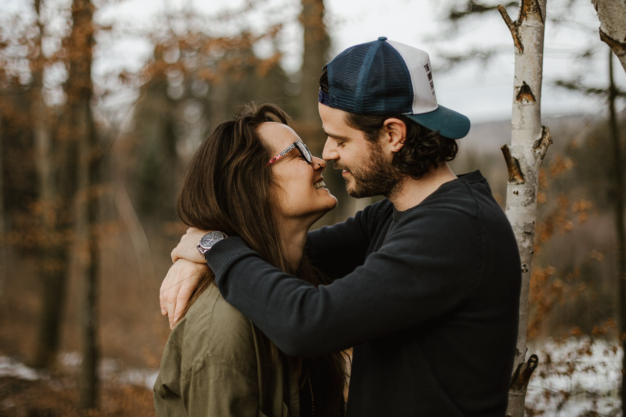 Stephanie Wittmer Fotografie - Fürs heutige Paarshooting stehen Aurelio und Raphaela noch im Schnee. Aber bald schon wird am Charrewäg bei sommerlichen Temperaturen geheiratet.