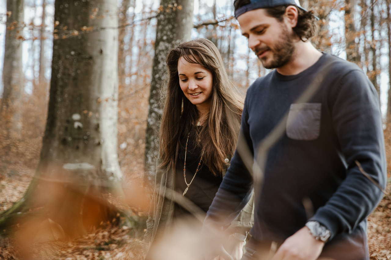 Stephanie Wittmer Fotografie - Raphaela und Aurelio heute noch unverheiratet im Wald des Charrewäg unterwegse... aber nicht mehr lange.