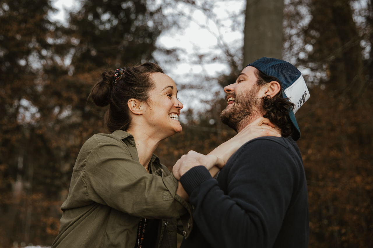 Stephanie Wittmer Fotografie - Keine Sorge, der künftige Bräutigam hat das Paarshooting überlebt. Im Sommer kann am Charrewäg geheiratet werden.