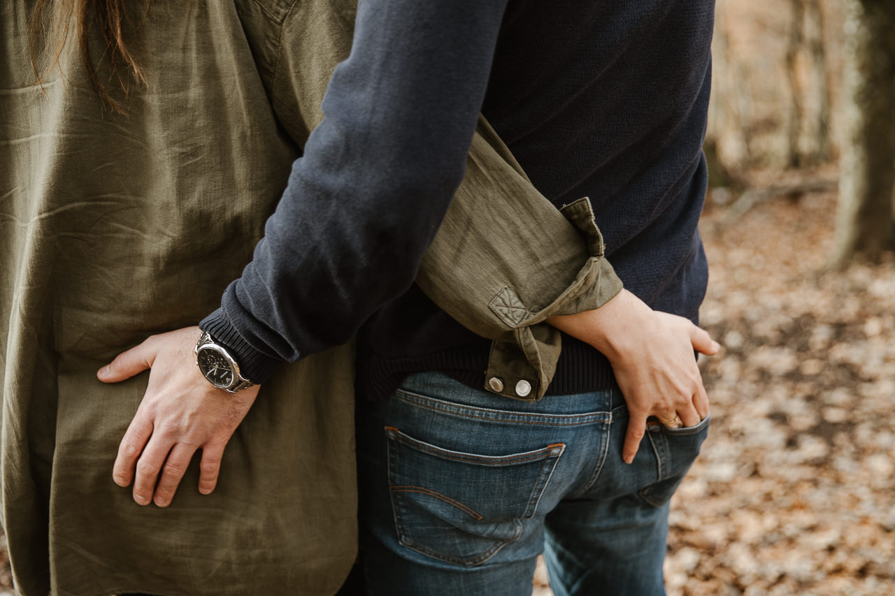 Stephanie Wittmer Fotografie - Für irgendwas müssen Hosentaschen doch gut sein... Paarshooting am Charrewäg in Illnau.