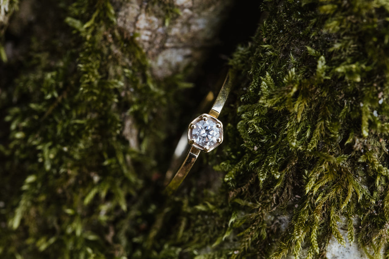 Stephanie Wittmer Fotografie - Auch Detailaufnahme erzählen eure Liebesgeschichte. Dieser Verlobungsring wird zur Hochzeit am Charrewäg führen...