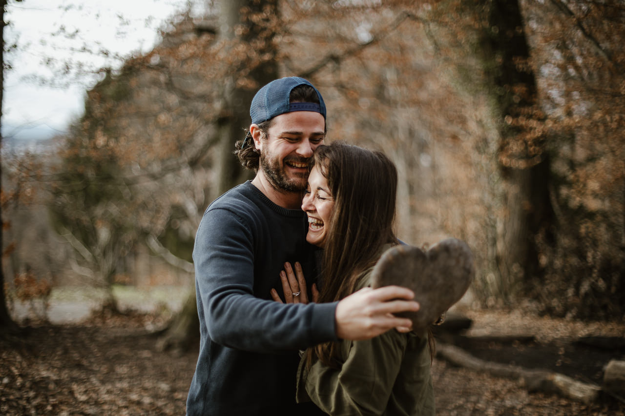 Stephanie Wittmer Fotografie - an diesem wunderschönen Flecken am Charrewäg in Illnau wird im Sommer geheiratet. Raphaela und Aurelio haben ein Überbleibsel aus der letztjährigen Hochzeitsdekoration gefunden.