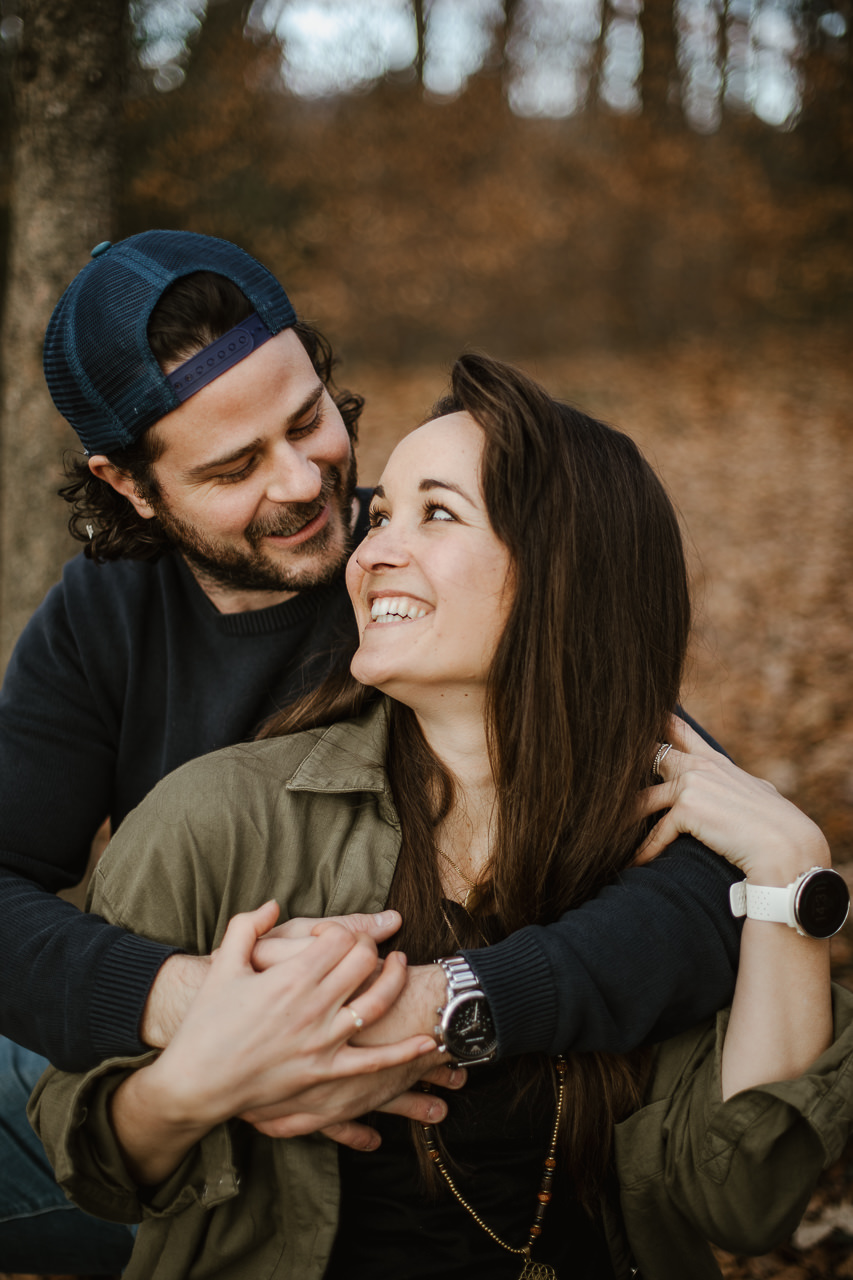 Stephanie Wittmer Fotografie - Am Charrewäg lässt es sich wunderbar im Wald heiraten. Nicht in der kalten Jahreszeit, aber diese verleiht Paarshootings einen besonderen Charme.