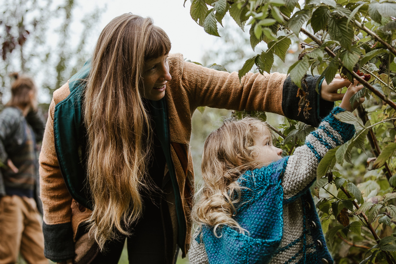 Himbeerenernte im Permakulturgarten. Porträt von Stephanie Wittmer für die Fachzeitschrift.