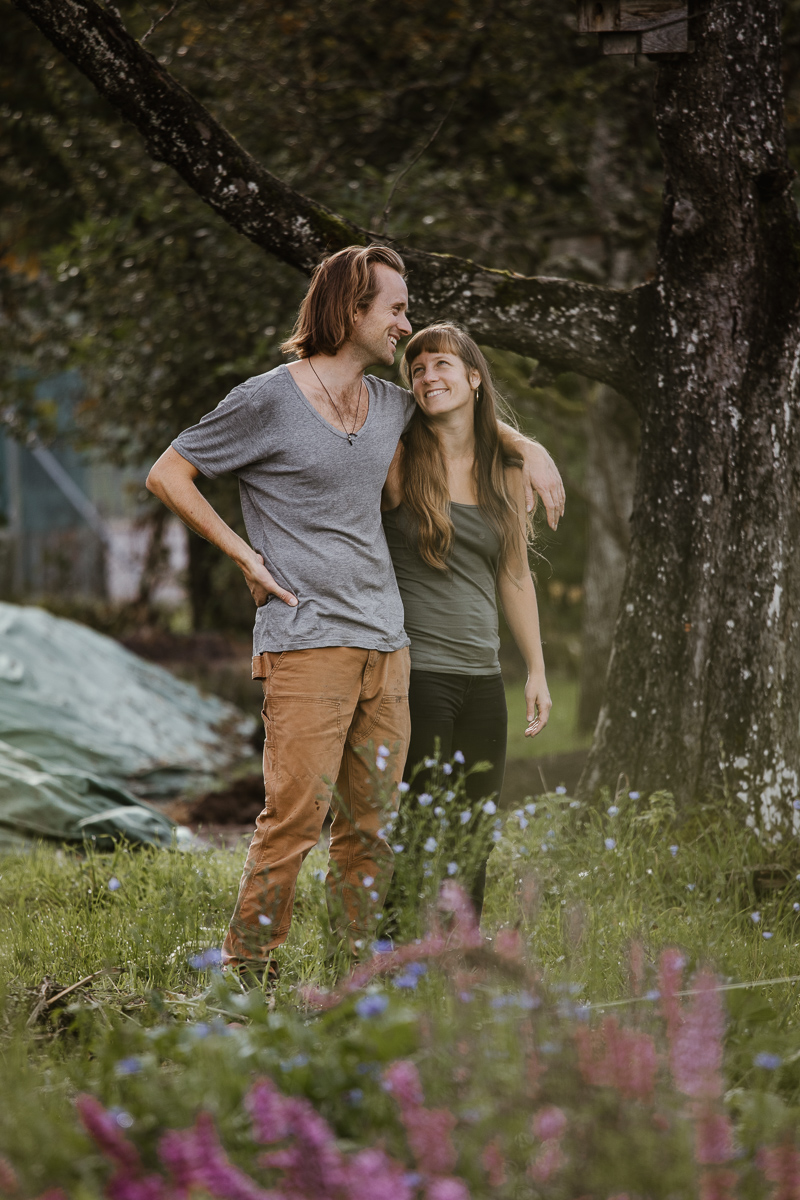 Gemeinsames Porträt von Lucas und seiner Ehefrau im Permakulturgarten.