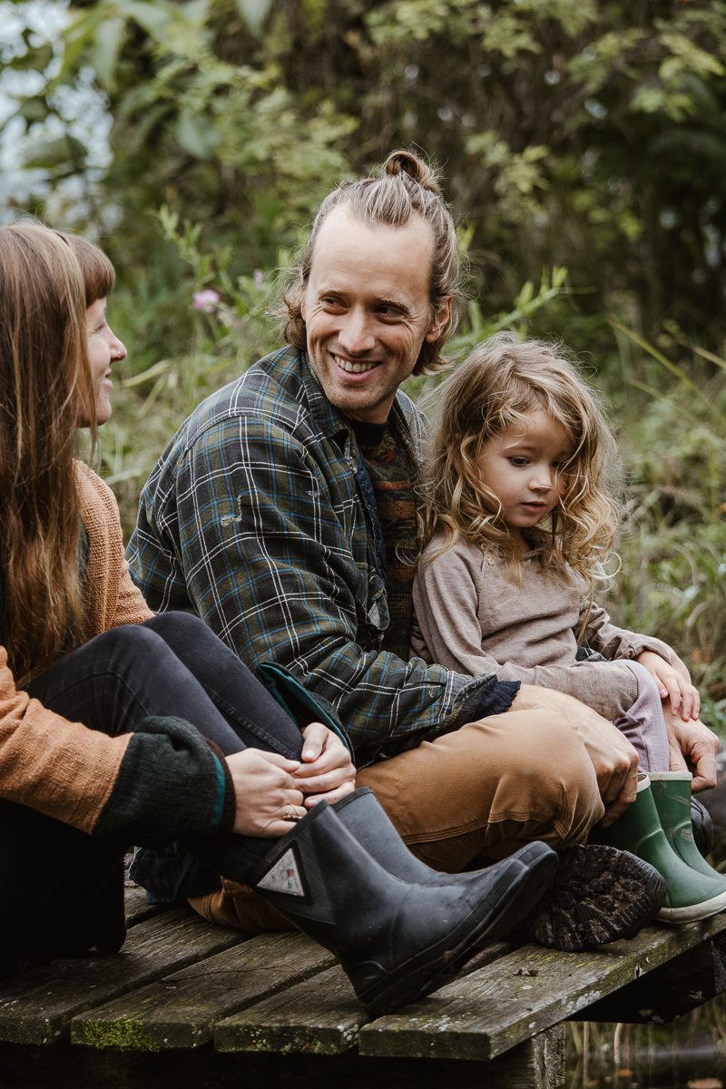 Lucas und seine Ehefrau mit Tochter auf einem Holzsteg.