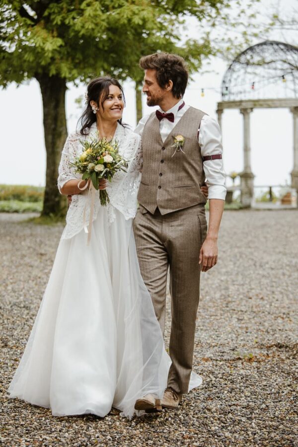 Brautpaar schreitet zur Freien Trauung vor dem Pavillon im Schlosspark Utenberg Luzern – Hochzeitsfotografie Stephanie Wittmer