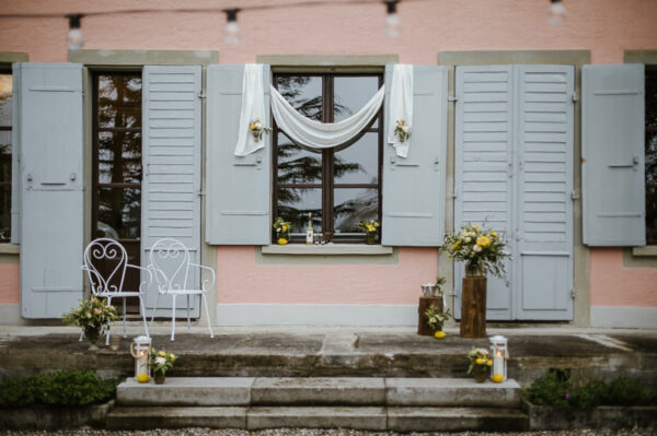 Mediterrane Hochzeitsdeko für eine Freie Trauung vor der rosafarbenen Fassade des Schlössli Utenberg