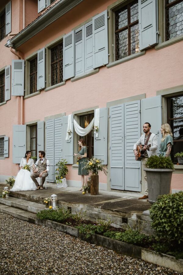 Freie Trauung, mit mediterranem Dekokonzept, vor dem Schlössli Utenberg in Luzern