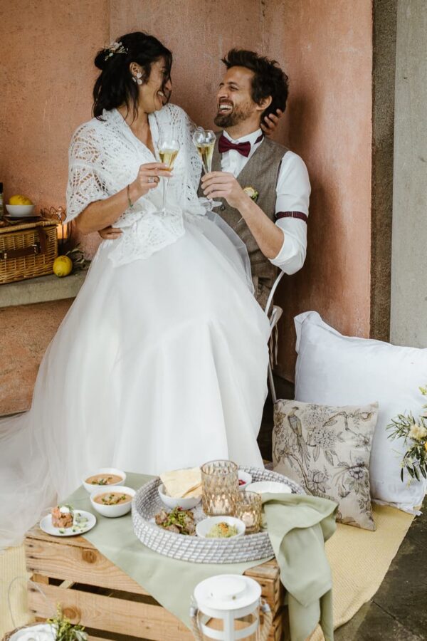 Frisch vermähltes Hochzeitspaar stösst lachend auf die Zukunft an - Hochzeitsfotografie Stephanie Wittmer