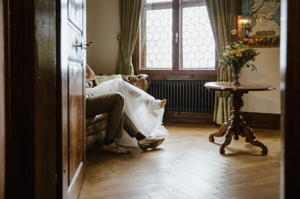 Blick ins Kaminzimmer des Schlössli Utenberg mict sicht auf die Füsse eines Brautpaares.