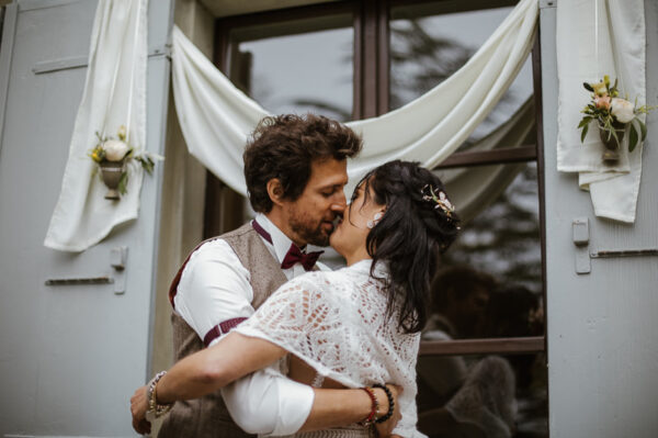 Brautpaar küsst sich bei der Freien Trauung vor dem mediterran dekoriertn Schlössli Utenberg.