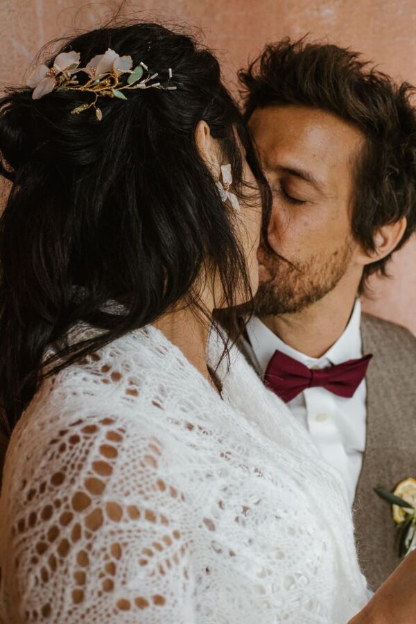 Brautpaar küsst sich mit geschlossenen Augen - Nahaufnahme