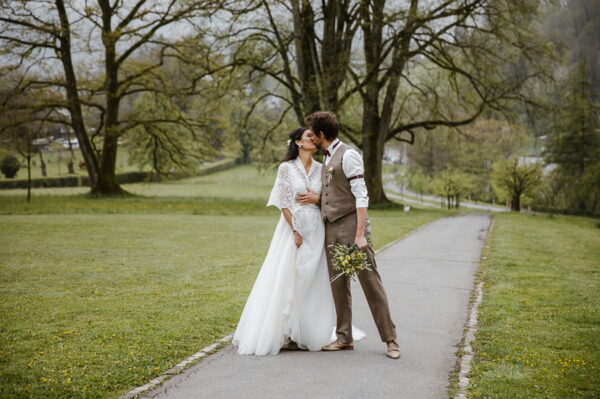Brautpaar küsst sich im Schlosspark Utenberg