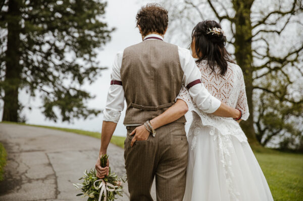 Brautpaar von hinten im Schlosspark Utenberg Luzern