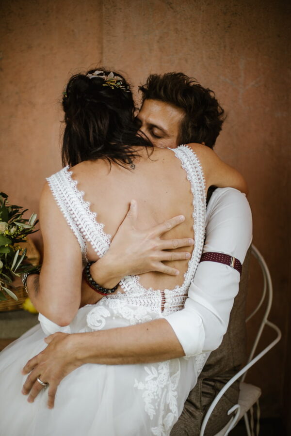 Brautpaar Umarmung Nahaufnahme – Hochzeitsfotografie Stephanie Wittmer