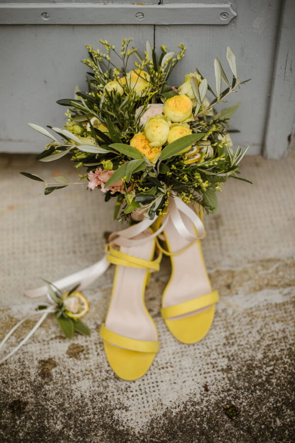 gelbe Brautschuhe und mediterraner Brautstrauss mit Olivenzweigen von Kreationell