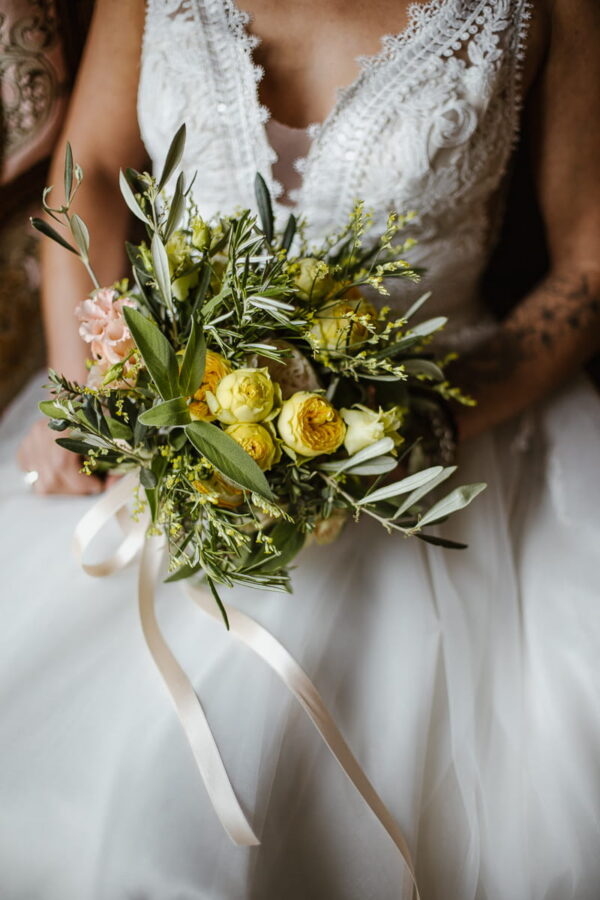 Brautstrauss mit Zitronen und Olivenzweigen – Floristik Kreationell, Brautkleid 2forLove