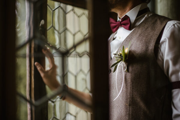 Detail Bräutigam-Outfit von Atelier Treger in Luzern.