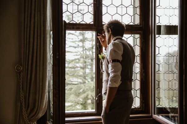 Bräutigam im Outfit von Atelier Treger - Hochzeitsfotografie Stephanie Wittmer