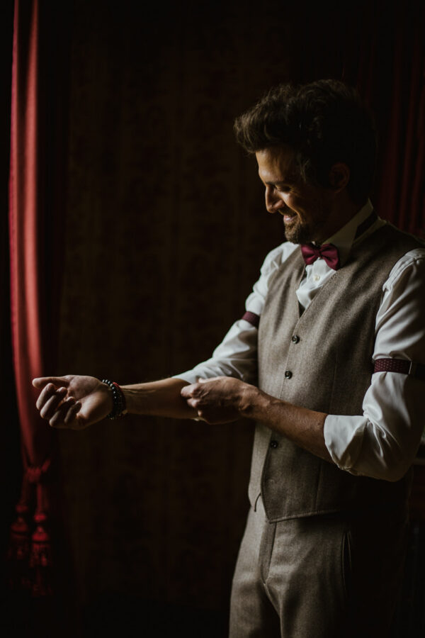 Bräutigam am Bleiglasfenster – Getting Ready im Rosenzimmer des Schlössli Utenberg Luzern