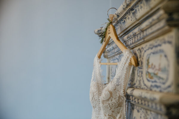 Brautkleid von 2forLove hängt im Blauen Zimmer des Schlössli Utenberg Luzern.