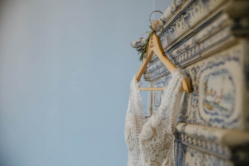 Brautkleid von 2forLove hängt im Blauen Zimmer des Schlössli Utenberg Luzern.