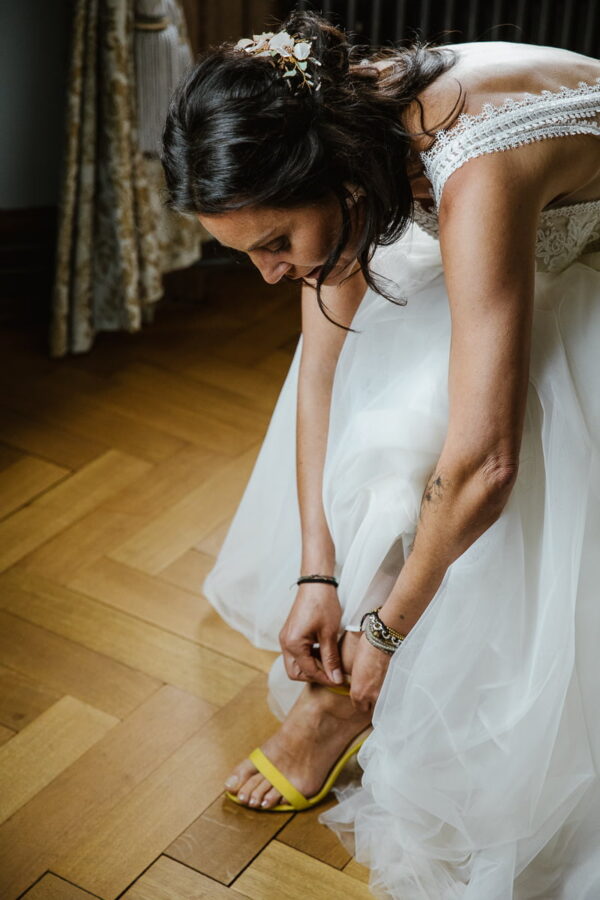 Braut schlüpft in ihre zitronengelben Brautschuhe - Hochzeitsreportage Stephanie Wittmer Fotografie
