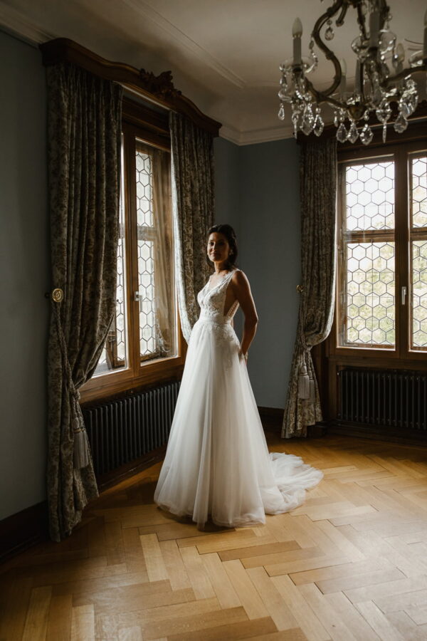 Braut am Fenster im Blauen Zimmer – Getting Ready Schlössli Utenberg Luzern