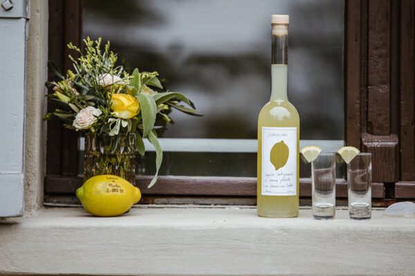 Limoncino Giulietta mit Zitrone – mediterranes Hochzeitsdetail