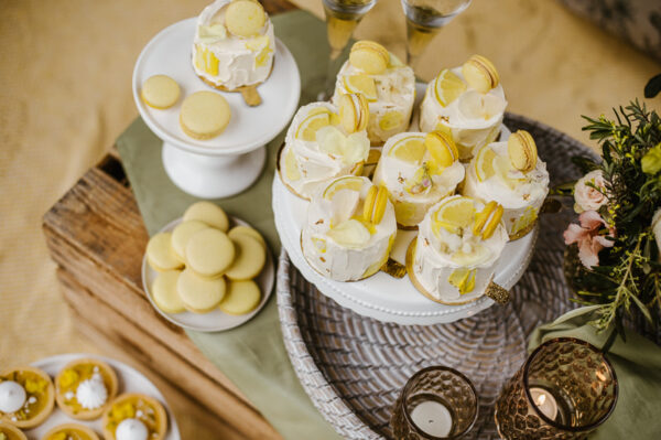 Zitronen-Macarons und -Törchen von Lilli's Zaubertorten für eine mediterrane Hochzeit in der Schweiz