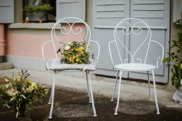 Zwei weisse Stühle, mediterran dekoriert, für eine Freie Trauung im Schlössli Utenberg.