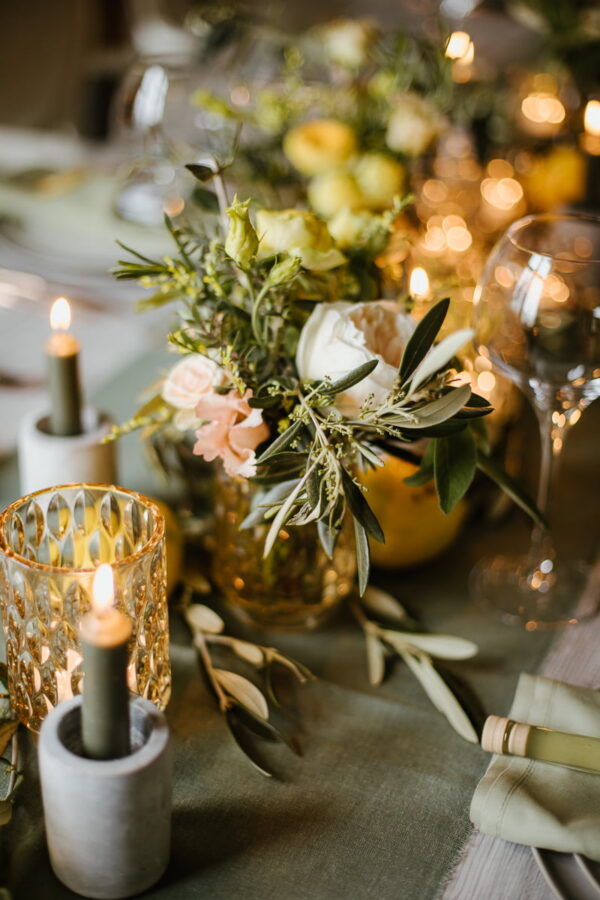 Nahaufnahme Tischdeko mit Zitronen und Gläsern - Konzept und Floristik von Kreationell.