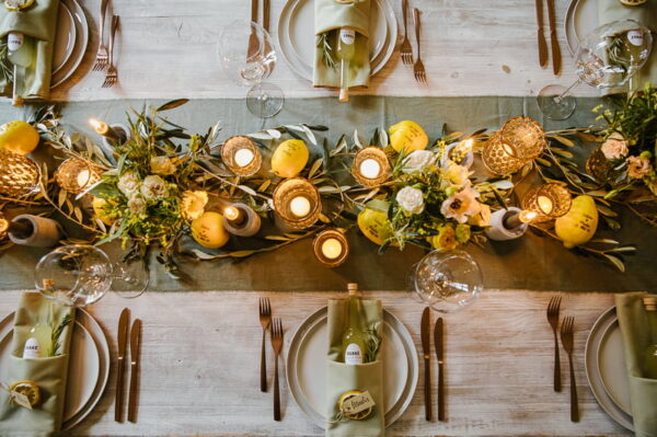Mediterrane Tischdeko mit Kerzen und Zitronen – fotografiert von Stephanie Wittmer Fotografie
