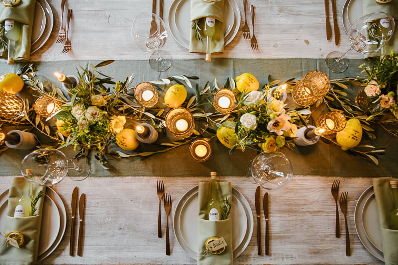 Mediterrane Tischdeko mit Kerzen und Zitronen – fotografiert von Stephanie Wittmer Fotografie