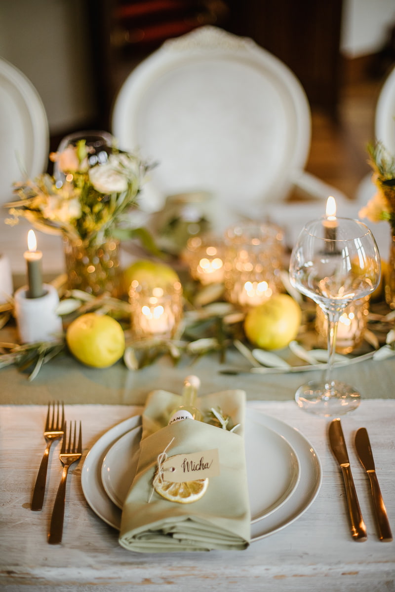 Tischdeko Detail mit Geschirr und Besteck von Options – mediterrane Hochzeit Schlössli Utenberg