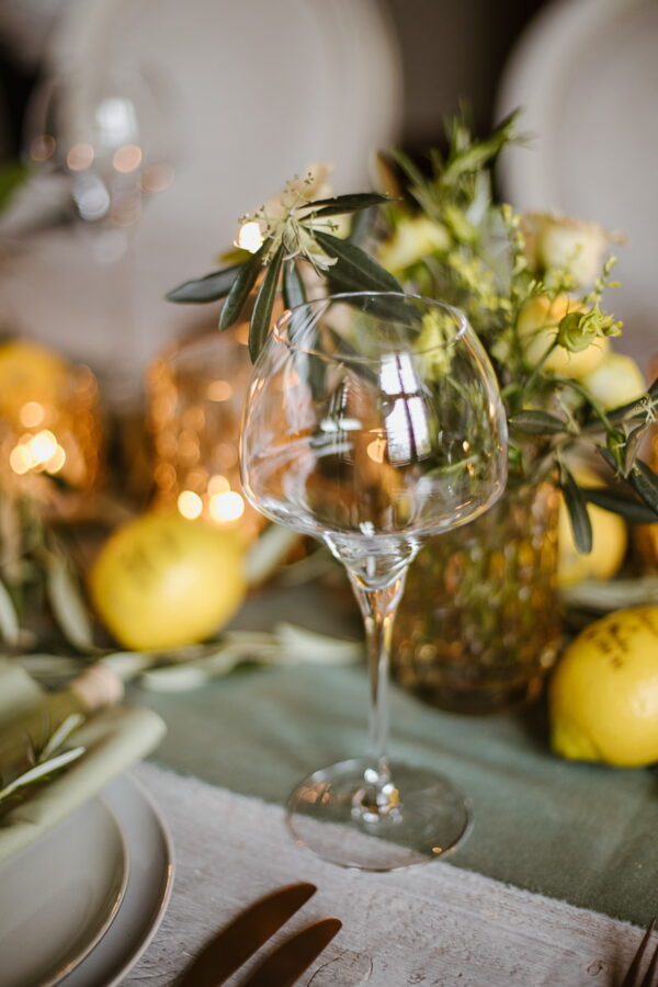 Mediterrane Tischdeko für eine Hochzeit. Besonderes Weinglas von Options.