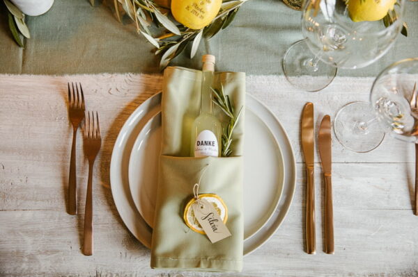 Mediterrane Tischdeko von oben – Hochzeit Schlössli Utenberg, Konzept und Floristik von Kreationell, Limoncino von Limoncino Giulietta