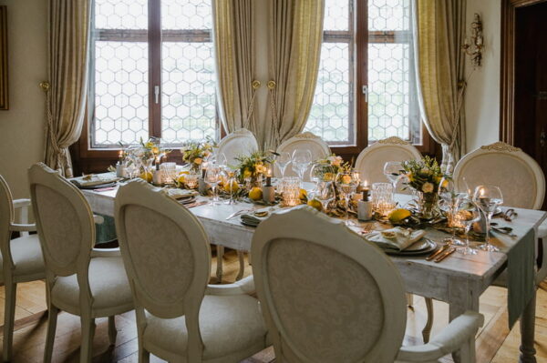 Festlich gedeckter Tisch mit Zitronen und Olivenzweigen im Festsaal des Schlössli Utenberg Luzern