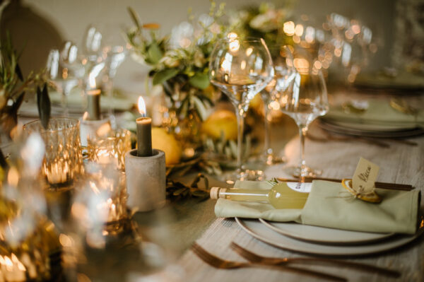 Mediterrane Tischdeko mit Geschirr von Options.