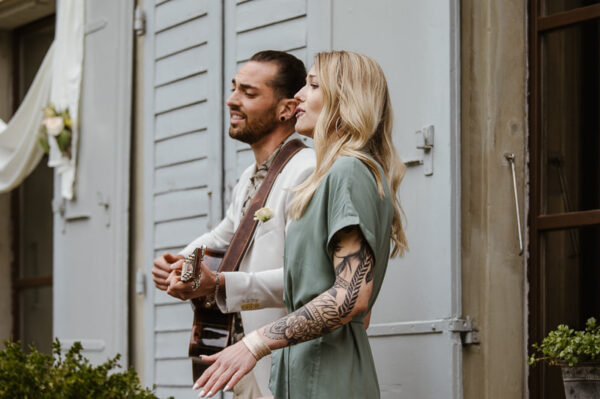Gitarrist und Sängerin während einer Freien Trauung vor der Fassade des Schlössli Utenberg Luzern