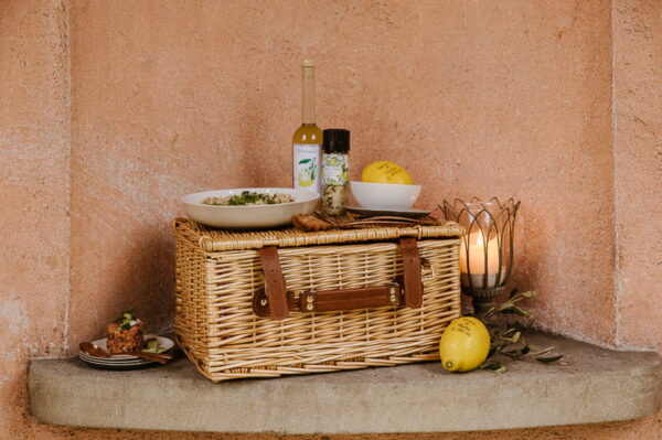 Picknick-Detail mit Kerze und Zitrone – mediterrane Hochzeit Schweiz