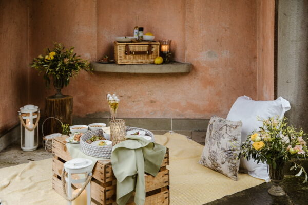 Mediterranes Picknick von Chéz Véronique mit Weidenkorb und Zitronen – Style Shoot Schlössli Utenberg