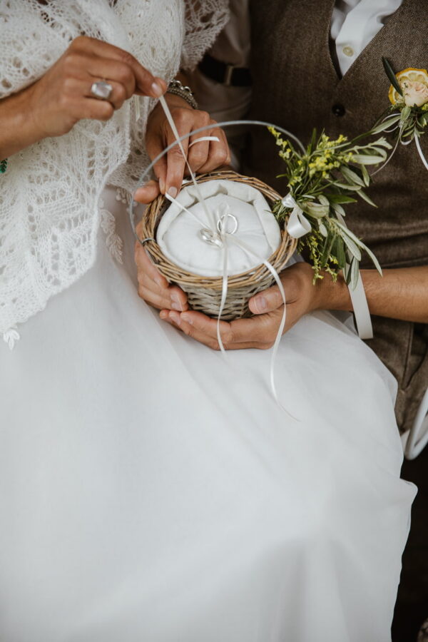 Mediterranes Ringkörbchen - mit Blüten dekoriert von Kreationell.