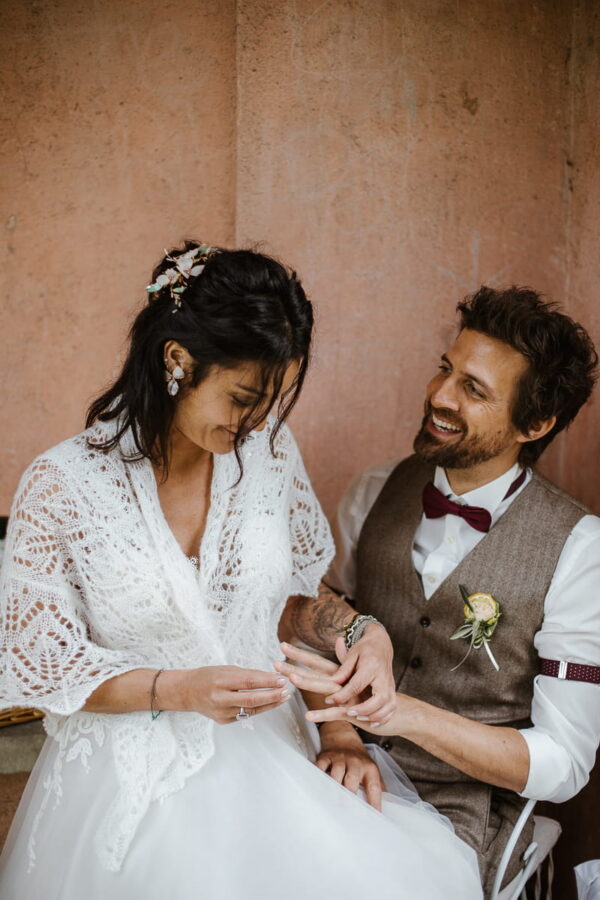 Brautpaar tauscht die Eheringe im Torbogen des Schlössli Utenberg.