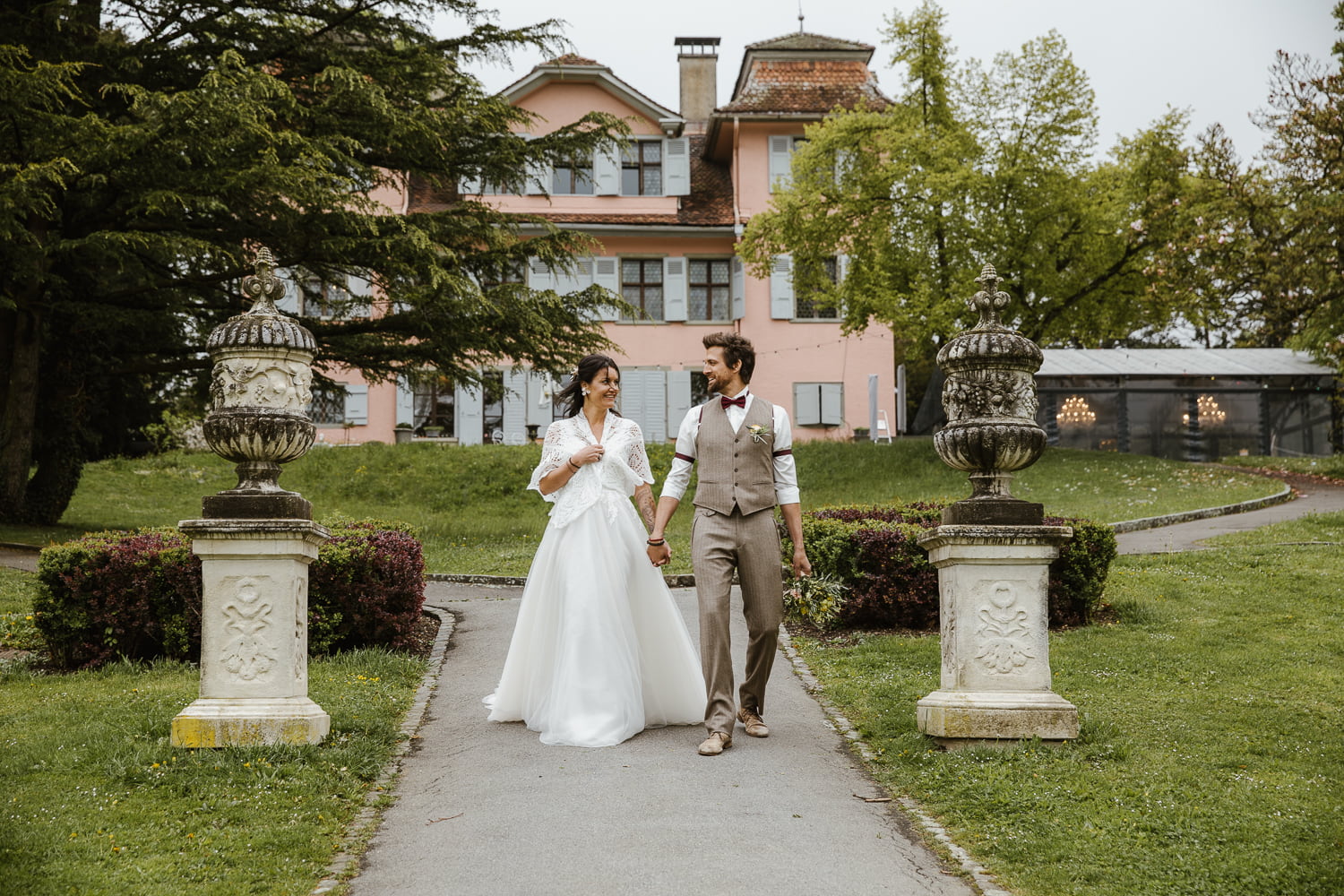 Brautpaar vor der lachsrosafarbenen Fassade des Schlössli Utenberg Luzern