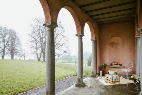 Wunderschönes mediterranes Dessert Setup im Tortbogen des Schlössli Utenberg. Mit Blick in den Park.